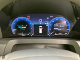 速度や各種走行情報が中央のディスプレイと左右のメーターにまとまり、運転中に必要な表示を確認しやすい配置です。車両周辺の状況を示す画面もあり、情報をひと目で把握できます。