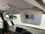【サンバイザー】車内で身だしなみを整えるためのバニティミラーがセット。お化粧直しや髪型のチェックに活用できます。
