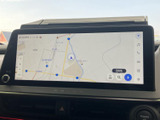 地図画面には現在地周辺の道路や施設が表示され、目的地までのルートを確認しやすい構成です。画面上の案内が見やすく、初めての場所へ向かう際にも便利。