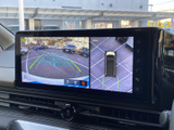 後方と車両周囲の映像を同時に確認でき、駐車時の周囲確認をサポートします。画面上のガイド表示も目安にしながら、狭い場所での駐車や切り返しに活用いただけます。