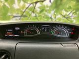速度や各種車両情報を運転席前方で確認でき、必要な表示に目を向けやすいレイアウトです。メーター内に情報がまとまり、日常の運転で状態を把握する際に役立ちます。