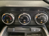 空調スイッチ類は最近流行のタッチパネル式ではなく、運転中でも直感的に操作できるダイヤル式を採用しております。
