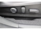 運転席パワーシート 電動シート採用で細かい微調整ができ、ドライビングポジションにしっかり合わせることで疲労軽減や事故防止につながります♪♪