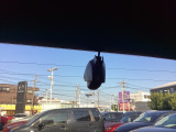 リア側ドライブレコーダー。運転中の映像・音声などを記録して、交通事故やトラブルが起きた時の正確な状況把握に役立つドライブレコーダーが装着されています。