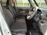 前席は左右に並ぶシートと、運転席まわりまで見渡しやすいレイアウト。窓から光が入り、車内の様子をつかみやすい空間です。座席の形や使用感もご確認ください。