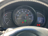 速度計を中心に各種表示がまとまり、運転に必要な情報を目で追いやすい配置です。右側の液晶表示でも車両情報を確認でき、走行中の視線移動を抑えやすい点も魅力です。