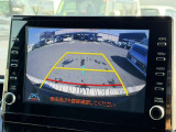 【バックモニター】後方の障害物や歩行者を確認できるバックモニター。狭い駐車場や混雑した場所でも安心して車を操作できます。