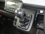 インパネシフトだから視線の移動も少なく足元もスッキリ♪運転席もゆったりしているのでゆとりを持ってドライブできますね!