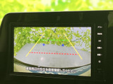 車両後方の映像にガイド線が表示され、駐車時に周囲との距離感を確認する目安になります。目視で周囲を確かめながら活用でき、駐車操作をサポートしてくれます。