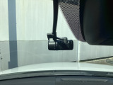 別途SDカードの購入が必要です。運転中の映像・音声などを記録して、交通事故やトラブルが起きた時の正確な状況把握に役立つドライブレコーダーが装着されています。