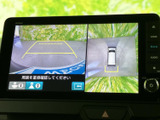 後方映像に加えて車両周囲の表示も確認でき、駐車時の状況把握をサポート。画面には目安となるガイド線も表示され、周囲を見ながら慎重に操作できます。