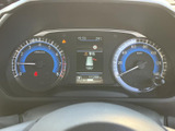 速度計や回転計に加え、中央には車両情報を表示する画面を配置。必要な情報を運転席からひと目で確認しやすく、日々の運転をサポートする見やすいメーターまわりです。