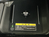 ワイヤレス充電器ついてます!スマートフォンを置くだけで充電可能。ケーブルをつなぐ煩わしさがありません。