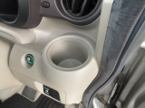 運転席と助手席にはドリンクホルダーがあります。取りやすい位置にありますからドライブも楽しくなりますね!