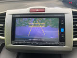 後方の映像にガイド線が重なって表示され、駐車時に車両と周囲との位置関係を確認しやすくなります。後退時の目安として、落ち着いた操作をサポートします。