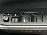パワーウィンドは今や当たり前の機能ですが、無いと困る機能です。運転席からの操作で、全席の窓を振るオープンにしたり、フルクローズが可能です。