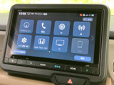 ナビや電話、FM・AM、テレビなどの項目が画面に並び、目的に合わせて選びやすい構成です。日々の移動をサポートする機能をまとめて活用できます。