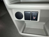 スイッチひとつでシートがすぐに温まり、寒い季節も快適。運転席と助手席に装備されています。
