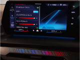 【ⅰドライブナビゲーション】文字情報も鮮明に表示する高解像度カラーディスプレイを採用。視認性に優れた地図デザインと特徴的な建造物を目印にした描写表示で現在位置を把握できます。地図データの更新も可能です