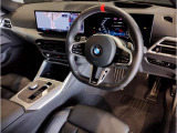 BMWの運転席はドライバーオリエンテッドという構造を採用。ドライバー目線の操作がしやすい設計になっており、ドライブ中にも目線の移動が少なく運転中にも簡単に操作ができます。
