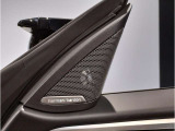 ハーマンカードンは移動中の車内空間をより快適に過ごす為のスピーカーで600W・9チャンネル・サラウンド・車両専用のイコライザーが装備され、良質な音源でございます。