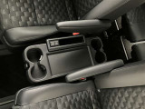 便利なカップホルダーを装備しています。缶ジュースを開けて運転していると振動で倒れないかヒヤヒヤ、意外と置き場に困るもの。 意外に重要な装備ですね。