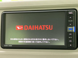 画面と周囲のボタンがまとまった配置で、メニューや音量などの操作部を見分けやすい印象です。各種機能を確認しながら、日常の移動に活用いただけます。