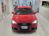 先代からデザインが変らないシングルフレームグリルです。全車同じデザインで統一感があり、Audiのアイコンの一つです。