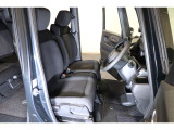 すわり心地の良い運転席・助手席です。長時間のドライブの疲れ軽減に貢献します。どうぞ快適なドライブを♪