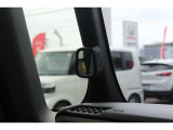ピタ駐ミラー装備。運転席に座った状態で死角になりやすい左側の様子を確認でき、幅寄せや縦列駐車、車庫入れの際に役立ちます。