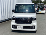 LEDヘッドライトは、本当に明るくて安全です。暗い夜道からお客様を守ってくれます。運転しやすいですし、自慢にもなるかも?黄色いハロゲンライトと見比べてください。