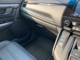 助手席周辺はこのようになっております。運転手だけでなく助手席に一緒に乗られる方も広々と快適にお乗り頂けるような設計です!各種装備を次の写真からご案内いたしますのでご覧ください。