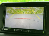 車両後方の様子を画面で確認でき、ガイド線も表示されるため、駐車時の周囲確認をサポートします。目視と併せて状況を把握しやすく、日々の駐車に役立つ装備です。