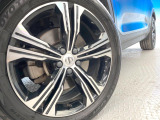 ●純正19インチアルミホイール:輸入車ならではの卓越した走りを支えるホイールと足回りです!日本車の走りに慣れている方にもぜひ体感して頂きたいほど、高いレベルでまとまっています!