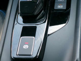 電動パーキングブレーキ装備!また、オートブレーキホールド機能もありますので、停車時ブレーキペダルから足を離してもブレーキ力を保持しているので動き出しません。(アクセルペダルを踏むと解除され発進します)