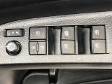 パワーウィンドのスイッチです。運転席に座りながら、助手席や後席の窓を開け閉めできるので大変便利ですよ。