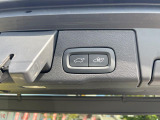 【パワーバックドア】スマートキーや運転席のボタンを押すだけでリアゲートが自動で開閉します!荷物を持っている時や、高い位置にあるバックドアを閉める際に便利な機能です。