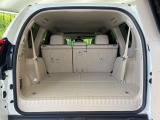 普段のお買い物や通勤、送迎等に十分な荷室スペースを確保しております。3列目を倒すと、大きな荷物の積載も可能です♪