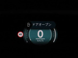 ヘッドアップディスプレイは視認性が非常に良く、運転時の視線を逸らさず様々な情報の確認が行えます。