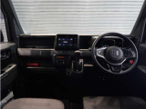 ◆インテリアパネル◆視界広々で非常に運転しやすくロングドライブでも疲れを感じさせないすっきりとまとまったインパネ周りです。