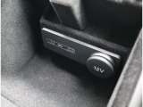 【USBポート】2口のUSBポートを装備。スマートフォンの充電やメディアプレイヤーの接続などに便利です。