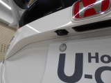 車の後方に小型カメラが付いておりバックする際の後方の様子をモニター上に表示します。