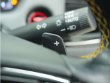 ◆減速セレクター装備◆ステアリングホイールの左右に取り付けられた2つのパドルスイッチで減速の強さを調整。 左側の「-」を操作すると減速を強く、右側の「+」を操作すると減速を弱くすることができます。