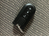 スマートキーを装備!持ち歩いていただくだけで、ドアロックの開閉やエンジンスタートがスムーズにできます。