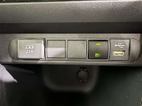 充電用USB端子付き。スマートフォンなどの充電に便利です。