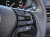 【アダプティブクルーズコントロール】ステアリングのスイッチを操作するとミリ波レーダーで先行車との距離を測定。設定を適切に保ちながら加速・減速、さらに停止まで自動に追従します。