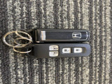 【スマートキー】持っているだけでエンジン始動や、ドアロックの開閉まで出来ちゃう賢く便利なスマートキーを装備!イモビライザーでセキュリティー対策もOK!