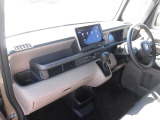 水平基調のインパネは運転者の広い視覚を確保しています。右左折時に歩行者の存在を気づきやすい工夫もされています。