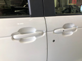 【ドアハンドル】Hondaスマートキーを携帯し、ロックボタン、ドアハンドルを操作することで施錠や解錠ができます。