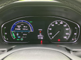 速度や各種表示をまとめて確認できるメーター配置で、運転に必要な情報を視線の近くで把握しやすい構成です。数字や表示が見やすく、日々の運転を支えます。